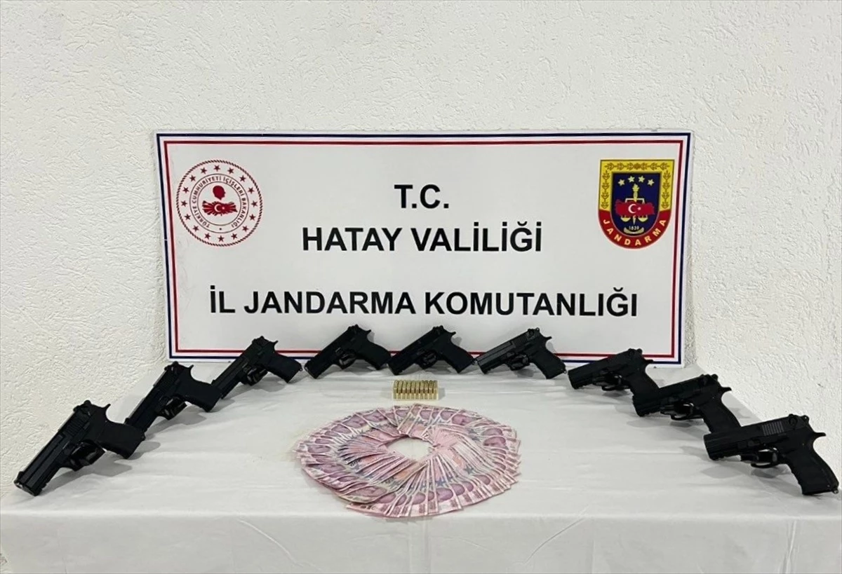 hatayda-silah-kacakciligi-operasyonu-9-tabanca-ele-gecirildi-atDuNKAU.jpg