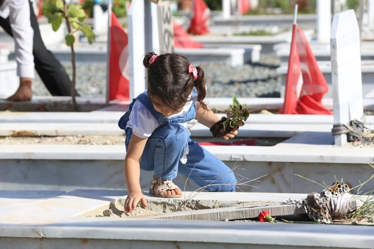 sarsintilardan-etkilenen-hatayda-mezarliklar-ziyaret-edildi-tgWNfKjy.jpg