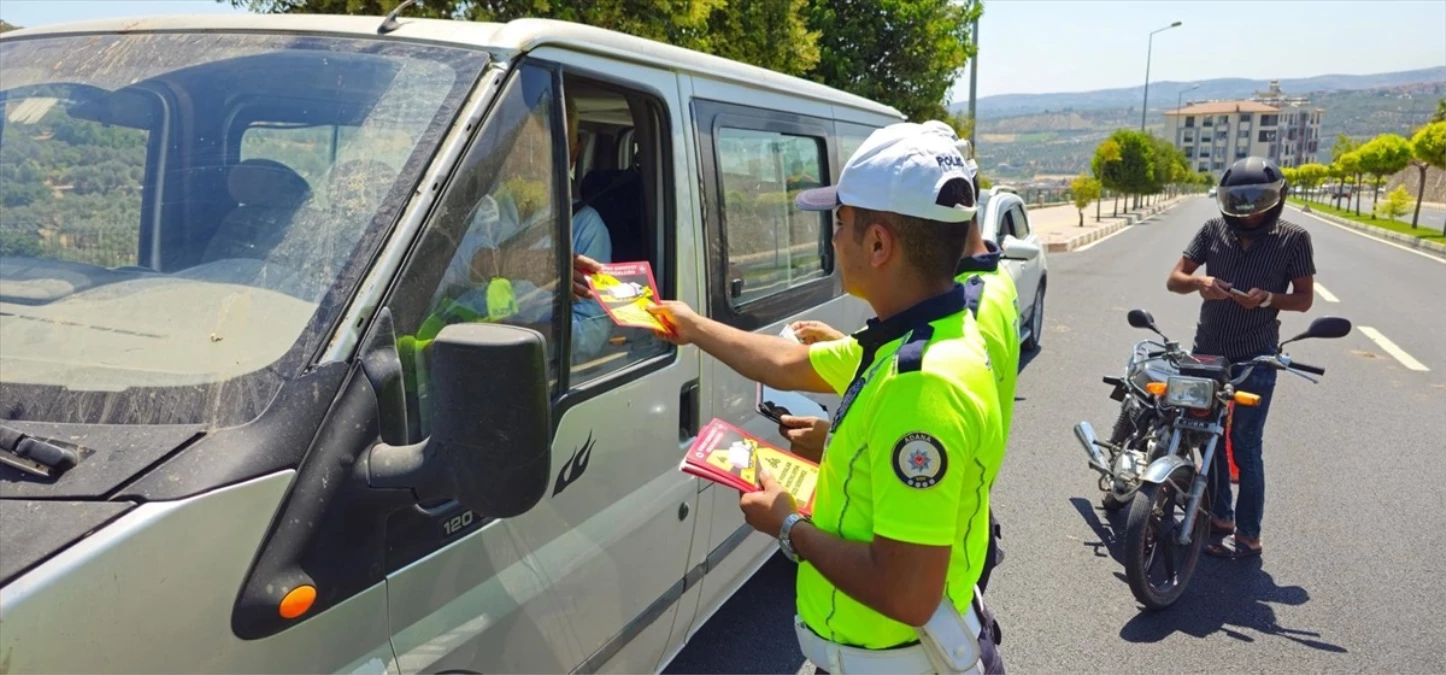 altinozu-ilcesinde-trafik-polisleri-bilgilendirme-calismasi-yapti-UAFGSr5S.jpg