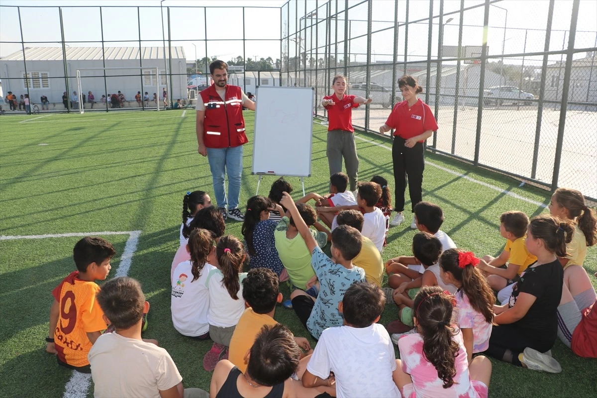 hatayda-turk-kizilayi-tarafindan-baslatilan-proje-ile-depremzede-cocuklar-sporla-rahatliyor-H75e93v5.jpg