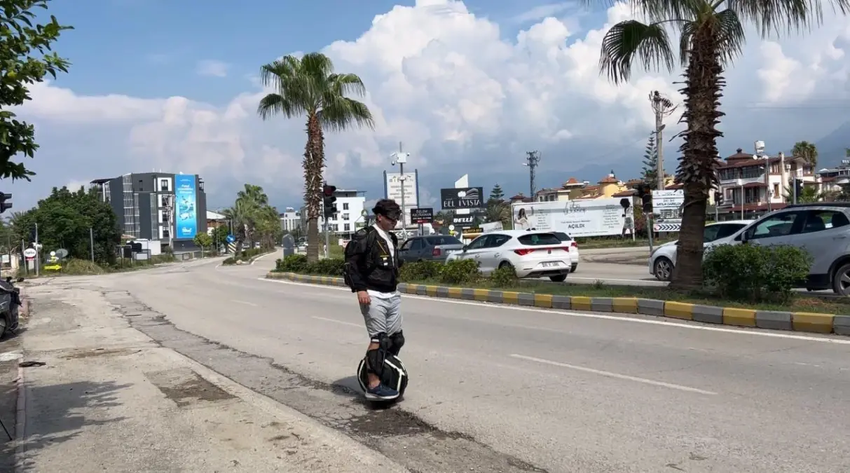 iskenderunda-tek-tekerli-scooter-ile-dikkat-ceken-vedat-akrilik-kZqhJ6BC.jpg